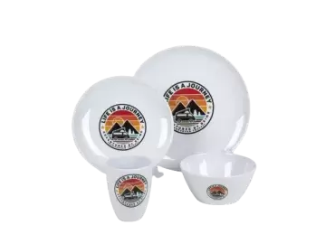 Vaisselle en mélamine "LIFE IS A JOURNEY" pour 4 personnes.