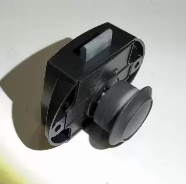 Fermeture à bouton-poussoir noir avec rosace pour tiroirs et armoires dans les caravanes, camping-cars et camping-cars.