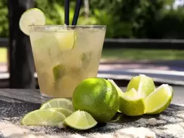 Verre à cocktail ou à dessert, 33cl en polycarbonate très résistant. Convient aux appareils électroménagers.