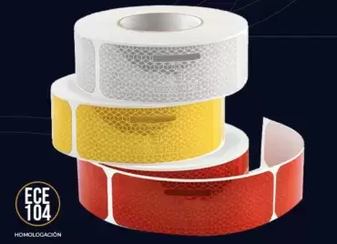 Bande réfléchissante V 23 Jaune discontinue longue Oralite VC 104 au mètre homologuée pour camions et gros véhicules.
