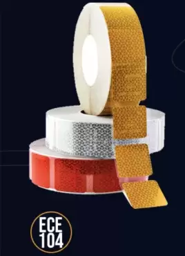Bande réfléchissante rouge segmentée courte Oralite VC 104 V 23 au mètre homologué pour camions et gros véhicules.
