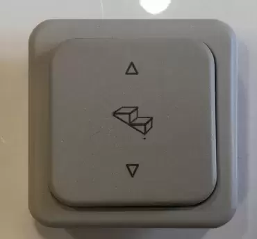 Interrupteur CBE pour marchepied électrique avec cadre, couleur gris clair.