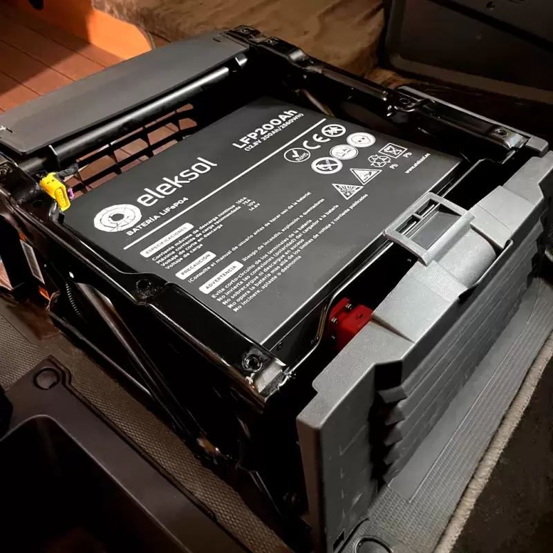 Batería de Litio LiFePO4 Bajo Asiento Eleksol 12.8V 200Ah con Bluetooth y BMS integrado para autocaravanas y camper.