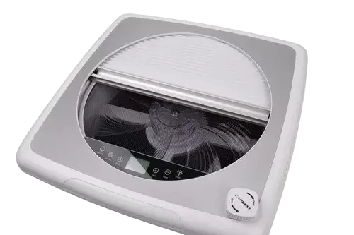 Claraboya con ventilador tipo Maxxfan con tapa externa color blanca, caravana, autocaravana y camper.